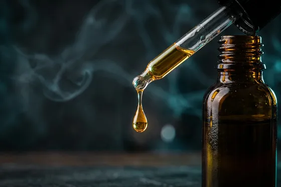 E-liquid Terpy: goccia di liquido premium con vapore sullo sfondo